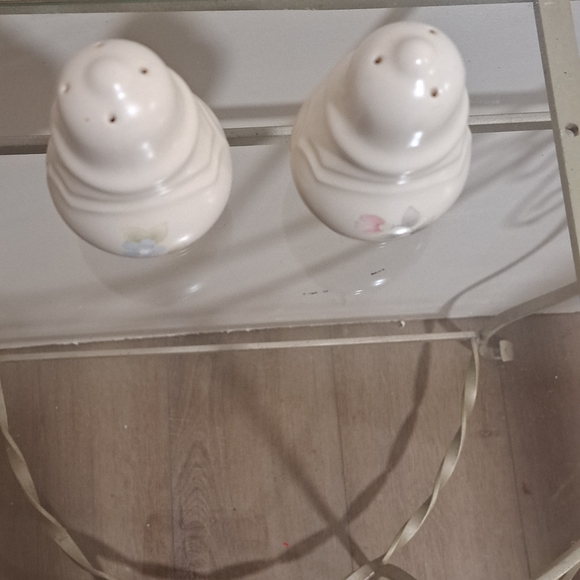 Vintage Pfaltzgraff Tea Rose print Salt & Pepper Shakers, Circa 1985. - Picture 2 of 7